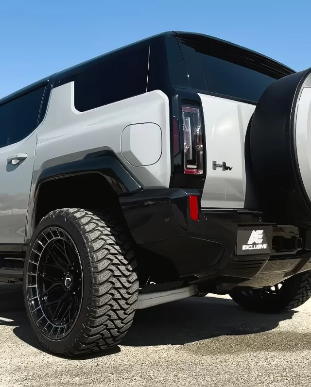 Hummer EV from outer space 🛸 on RBP Repulsor M/T3 wrapped around @vossen wheels!

#rbp #rbptire #rbptires #offroad #offroadtire #mudterrain #roughterrain #extremeterrain #mt #rt #xt #mudtire #overland #overlandtire #hummer #hummerev #gmc