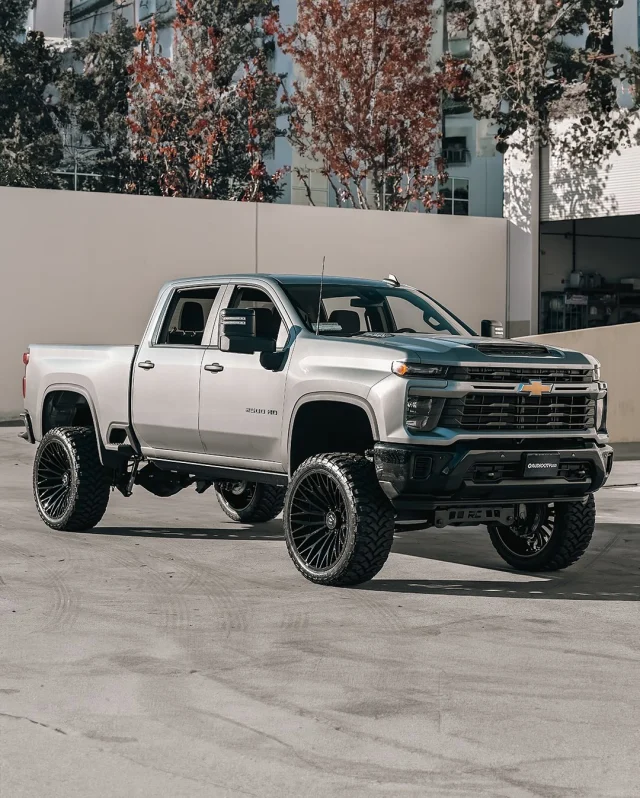 Big truck on big wheels! Chevy Silverado 2500HD on 26” @tiswheels wrapped in 37” RBP Repulsor M/T on 7” lift by @audiocityusa 

#RBP #RBPTires #tiswheels #37s #2500HD
