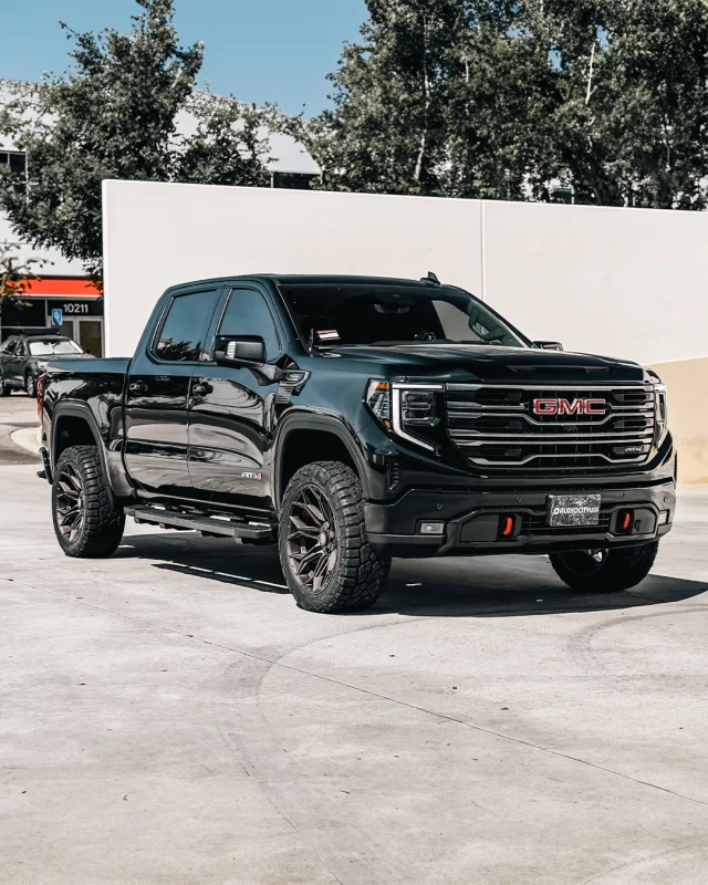 GMC Sierra AT4 on 22” @4playwheels wrapped in our 305/45/22 RBP Repulsor R/T tire by @audiocityusa 

#rbp #rbptires #4play #tires #rttires